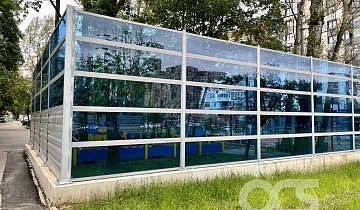 Шумозащитный прозрачный экран у жилого комплекса